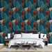 Une chambre moderne avec un papier peint tropical aux motifs de grandes feuilles vertes et fleurs colorées sur fond bleu, créant une ambiance chaleureuse et vivante.