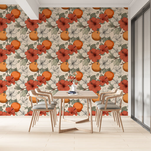 Une salle à manger lumineuse avec un papier peint floral aux motifs orangés et rouges, évoquant une ambiance chaleureuse et tropicale.