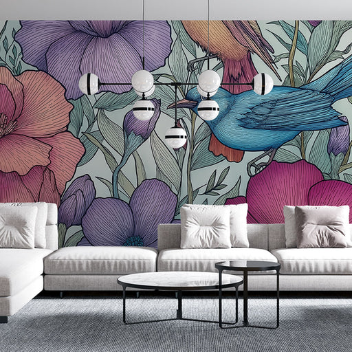 Un salon moderne avec un papier peint floral aux couleurs vives, représentant des fleurs et des oiseaux, créant une ambiance joyeuse et vivante.