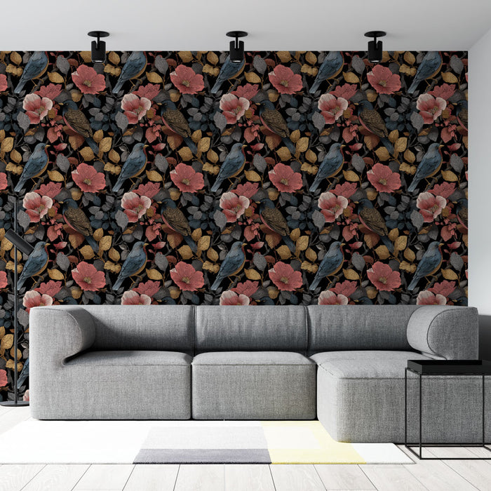 Un salon moderne avec un papier peint floral noir, orné de fleurs roses et d'oiseaux colorés, créant une ambiance chaleureuse et élégante.