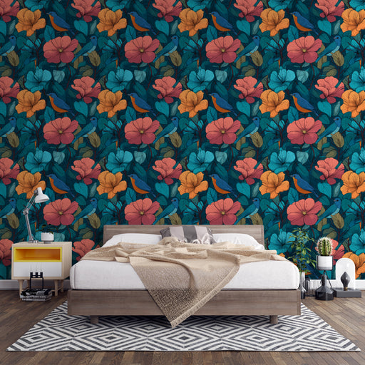 Une chambre moderne avec un papier peint floral aux teintes vives de roses, bleus et oranges sur fond bleu foncé, créant une atmosphère vibrante et chaleureuse.