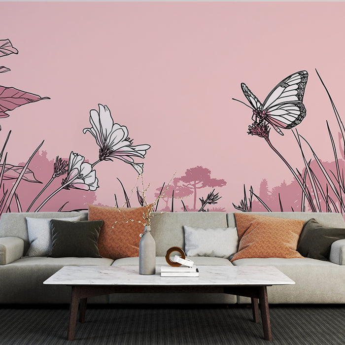 Un salon moderne avec un papier peint rose illustrant des fleurs et un papillon en noir, créant une ambiance douce et poétique.