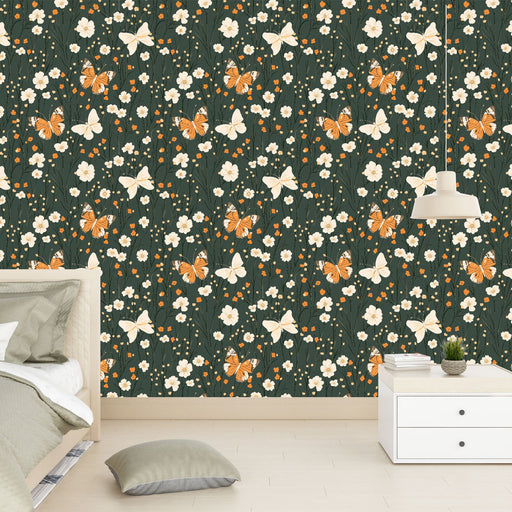 Une chambre moderne avec un papier peint floral vert foncé orné de papillons orange et de fleurs blanches, créant une atmosphère vivante et apaisante.