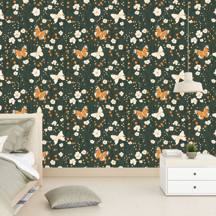 Une chambre moderne avec un papier peint floral vert foncé orné de papillons orange et de fleurs blanches, créant une atmosphère vivante et apaisante.