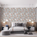 Une chambre moderne avec un papier peint floral gris orné de coeurs blancs et de papillons orange, créant une atmosphère douce et accueillante.