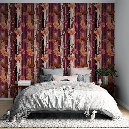 Une chambre élégante avec un papier peint floral aux teintes riches de rouge, orange et violet, créant une atmosphère chaleureuse et accueillante.