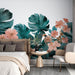 Une chambre moderne avec un papier peint tropical aux grandes feuilles vertes et fleurs roses, créant une atmosphère fraîche et apaisante.