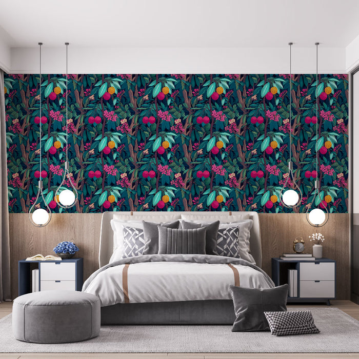 Une chambre moderne avec un papier peint tropical aux motifs vibrants de fruits et de feuillages sur fond sombre, créant une atmosphère chaleureuse et exotique.