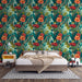 Une chambre moderne avec un papier peint floral aux motifs vibrants de fleurs rouges et orange sur fond turquoise, créant une atmosphère chaleureuse et accueillante.