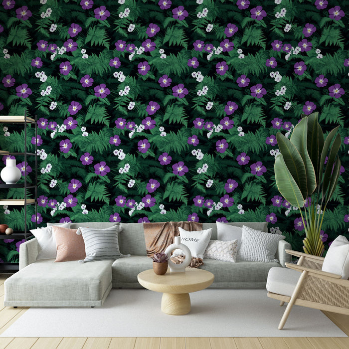 Un salon moderne avec un papier peint floral représentant des fleurs violettes et blanches sur un fond vert, créant une atmosphère vivante et naturelle.