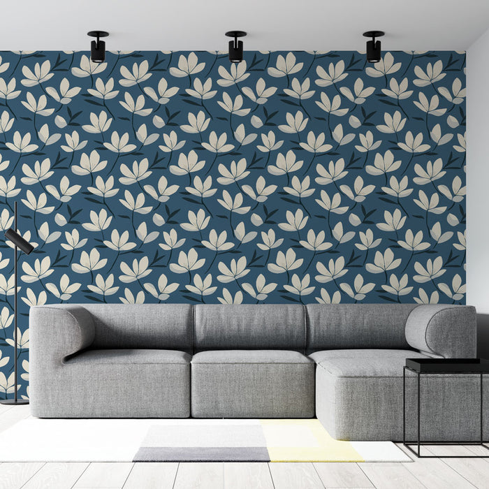 Un salon moderne avec un papier peint floral bleu nuit orné de délicates fleurs crème et de feuilles sombres, créant une ambiance apaisante et élégante.