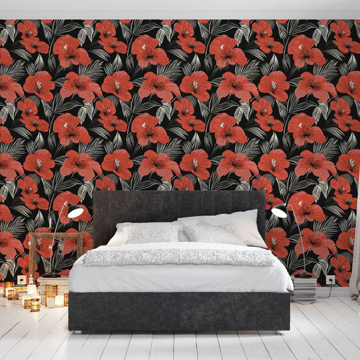 Une chambre moderne avec un papier peint floral noir orné de grandes fleurs rouges et de feuillages, créant une atmosphère vibrante et chaleureuse.