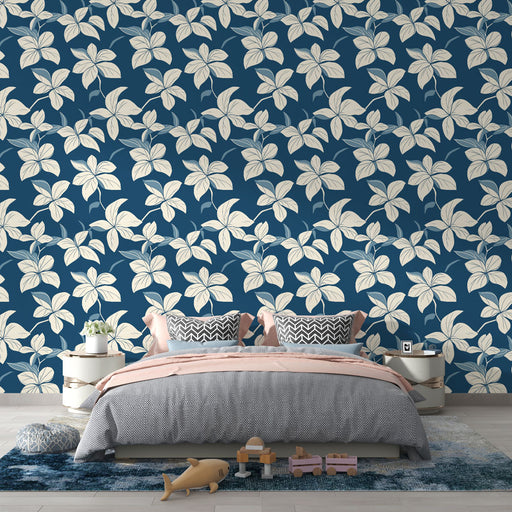 Une chambre moderne avec un papier peint floral bleu marine et crème, créant une atmosphère apaisante et élégante.