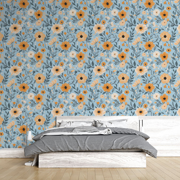 Une chambre lumineuse avec un papier peint floral bleu clair orné de grandes fleurs blanches et orange, créant une atmosphère fraîche et accueillante.