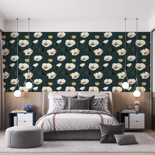 Une chambre moderne avec un papier peint floral sur fond bleu nuit, mettant en valeur des fleurs blanches et des touches dorées, créant une atmosphère élégante et apaisante.