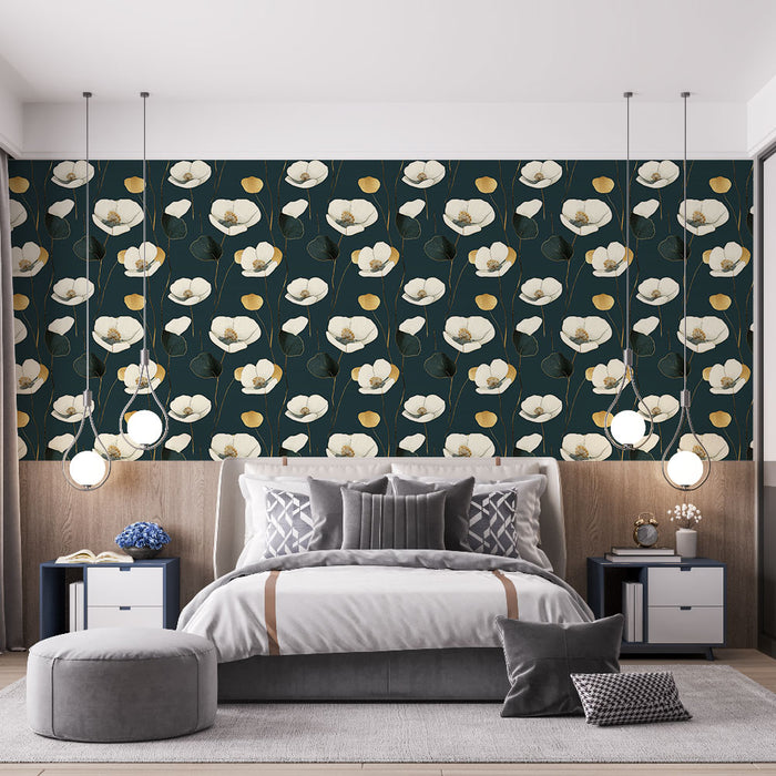 Une chambre moderne avec un papier peint floral sur fond bleu nuit, mettant en valeur des fleurs blanches et des touches dorées, créant une atmosphère élégante et apaisante.