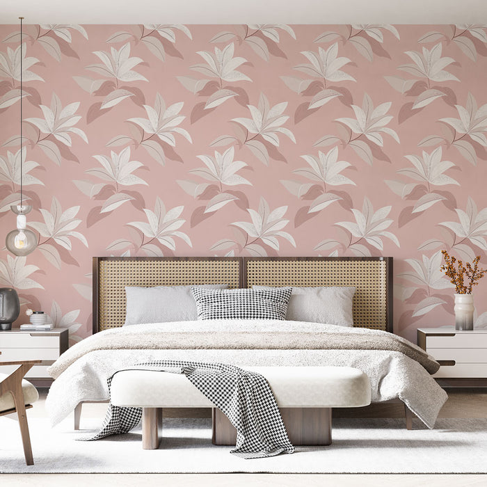 Une chambre élégante avec un papier peint floral rose aux motifs de feuilles blanches et taupe, créant une atmosphère douce et apaisante.