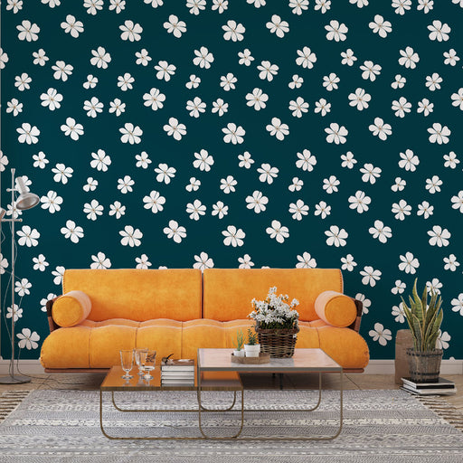 Un salon contemporain avec un papier peint floral bleu marine orné de fleurs blanches, créant une ambiance fraîche et dynamique.