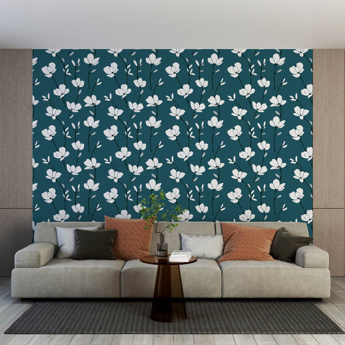 Un salon moderne avec un papier peint floral bleu canard orné de délicates fleurs blanches, créant une atmosphère fraîche et accueillante.
