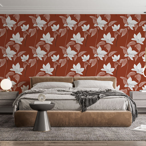 Une chambre moderne avec un papier peint floral aux motifs de fleurs blanches et terracotta sur fond rouge, créant une ambiance chaleureuse et accueillante.