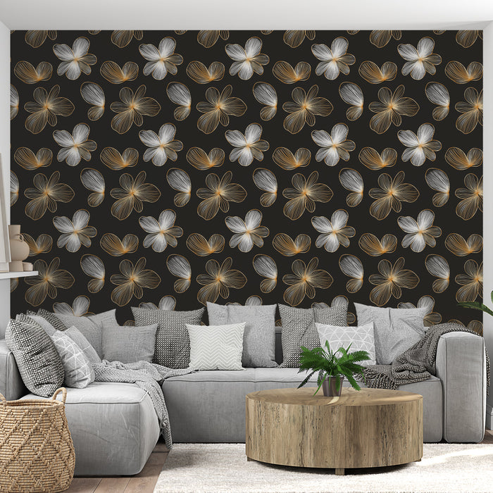 Un salon contemporain avec un papier peint floral noir orné de grandes fleurs blanches et dorées, créant une atmosphère élégante et chaleureuse.