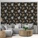 Un salon contemporain avec un papier peint floral noir orné de grandes fleurs blanches et dorées, créant une atmosphère élégante et chaleureuse.