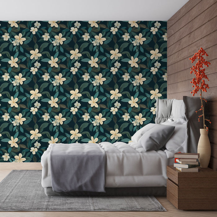 Une chambre moderne avec un papier peint floral bleu foncé orné de fleurs crème et de feuillage vert, créant une atmosphère apaisante et élégante.