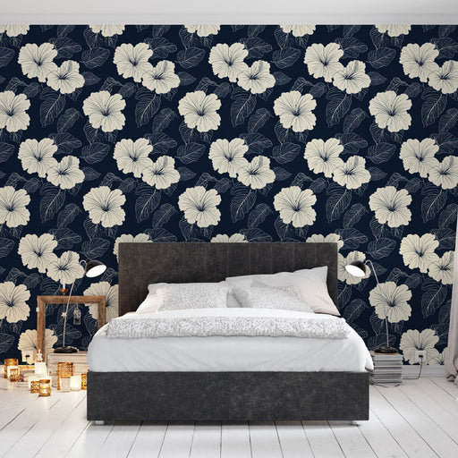 Une chambre moderne avec un papier peint floral crème sur fond bleu marine, créant une atmosphère élégante et apaisante.