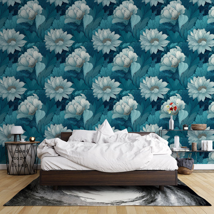 Une chambre élégante avec un papier peint floral bleu profond et blanc, aux motifs délicats de fleurs et de feuilles, créant une atmosphère apaisante et raffinée.