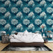 Une chambre élégante avec un papier peint floral bleu profond et blanc, aux motifs délicats de fleurs et de feuilles, créant une atmosphère apaisante et raffinée.