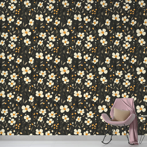 Une pièce moderne avec un papier peint floral sur fond noir, présentant des fleurs blanches et des touches orangées, créant une atmosphère chaleureuse et accueillante.