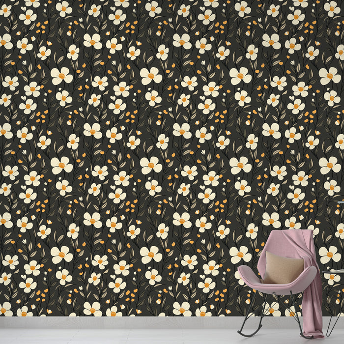 Une pièce moderne avec un papier peint floral sur fond noir, présentant des fleurs blanches et des touches orangées, créant une atmosphère chaleureuse et accueillante.
