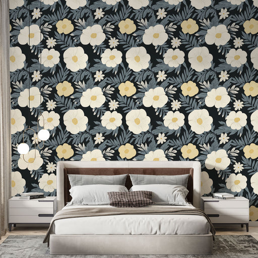 Une chambre moderne avec un papier peint floral aux grandes fleurs blanches et jaunes sur fond noir, créant une ambiance chaleureuse et élégante.