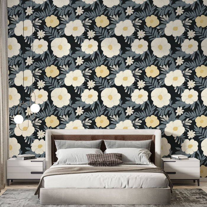 Une chambre moderne avec un papier peint floral aux grandes fleurs blanches et jaunes sur fond noir, créant une ambiance chaleureuse et élégante.
