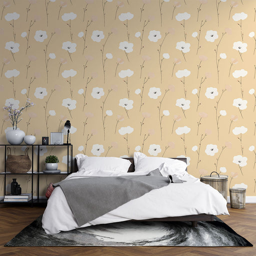 Une chambre accueillante avec un papier peint floral sur fond jaune, ornée de fleurs blanches et de touches rose pâle, créant une ambiance douce et apaisante.