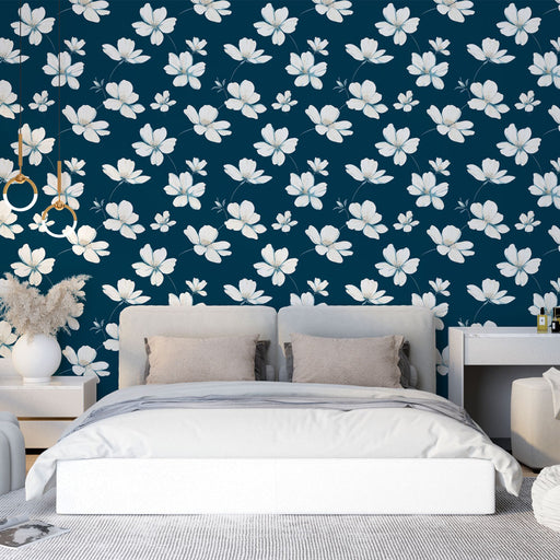 Une chambre moderne avec un papier peint floral bleu marine orné de grandes fleurs blanches, créant une atmosphère élégante et apaisante.