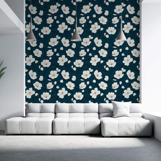 Un salon moderne avec un papier peint floral sur fond bleu nuit, orné de grandes fleurs blanches qui apportent une touche élégante et apaisante.