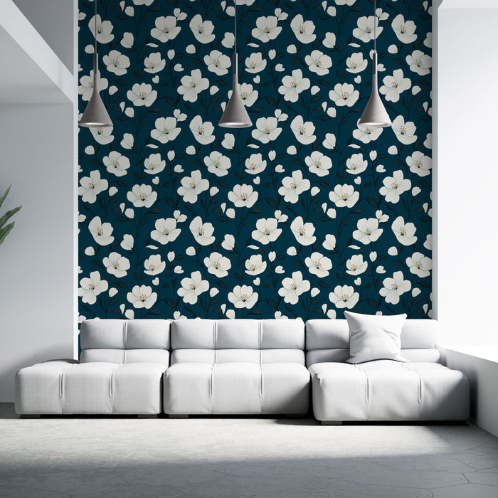 Un salon moderne avec un papier peint floral sur fond bleu nuit, orné de grandes fleurs blanches qui apportent une touche élégante et apaisante.