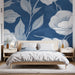 Une chambre lumineuse avec un papier peint floral bleu profond et blanc, dégageant une atmosphère apaisante et élégante.