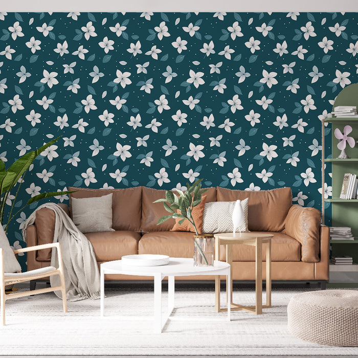 Un salon moderne avec un papier peint floral bleu canard orné de fleurs blanches et de feuilles vertes, créant une ambiance fraîche et accueillante.