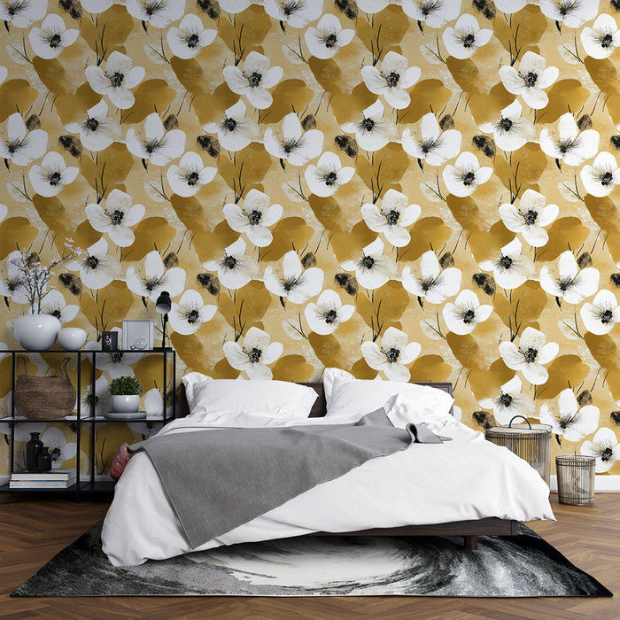 Une chambre accueillante avec un papier peint floral aux grandes fleurs blanches sur fond jaune, créant une atmosphère chaleureuse et joyeuse.