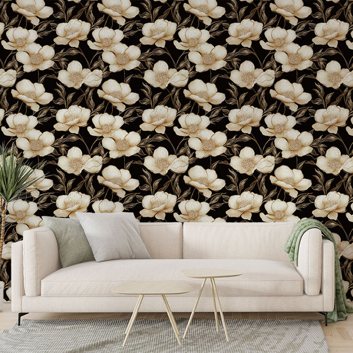Un salon élégant avec un papier peint floral aux grandes fleurs blanches sur fond noir, créant une ambiance à la fois chic et chaleureuse.