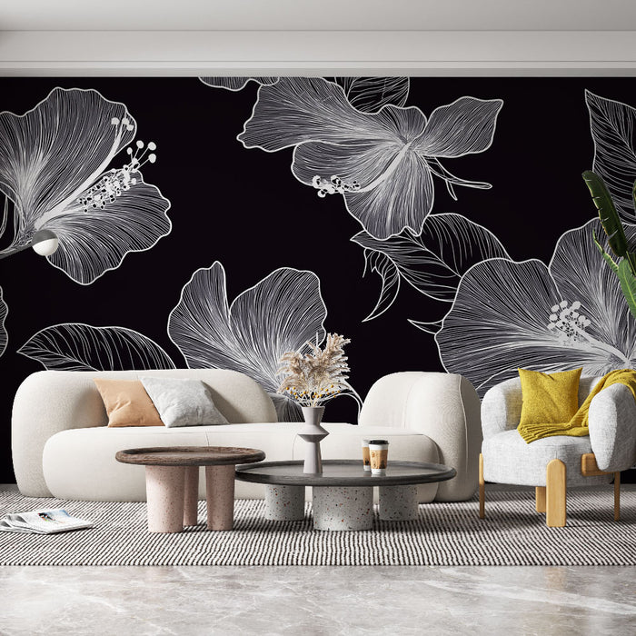 Un salon moderne avec un papier peint floral noir et blanc aux motifs de grandes fleurs délicates, créant une ambiance élégante et artistique.