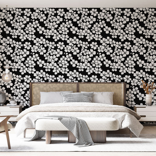 Une chambre élégante avec un papier peint floral noir et blanc, présentant des motifs de fleurs délicates qui créent une atmosphère à la fois moderne et apaisante.