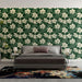 Une chambre moderne avec un papier peint floral sur fond vert foncé, présentant de grandes fleurs blanches, créant une atmosphère apaisante et élégante.