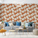 Un salon moderne avec un papier peint floral aux grandes fleurs blanches sur fond terracotta, créant une ambiance chaleureuse et accueillante.