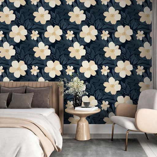 Une chambre moderne avec un papier peint floral sur fond bleu nuit, mettant en valeur de grandes fleurs crème et des feuilles délicates, créant une ambiance apaisante et élégante.