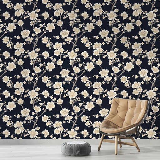 Une chambre moderne avec un papier peint floral crème sur fond bleu nuit, créant une ambiance élégante et apaisante.