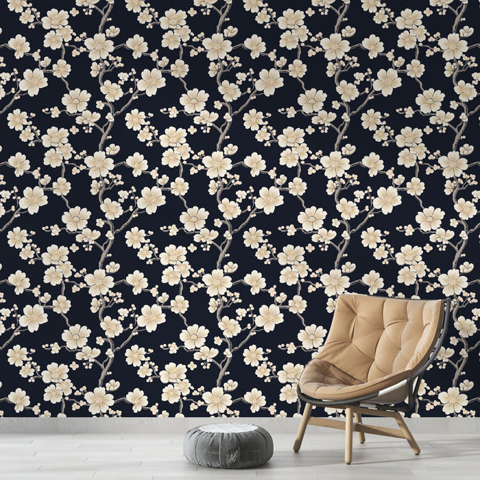 Une chambre moderne avec un papier peint floral crème sur fond bleu nuit, créant une ambiance élégante et apaisante.