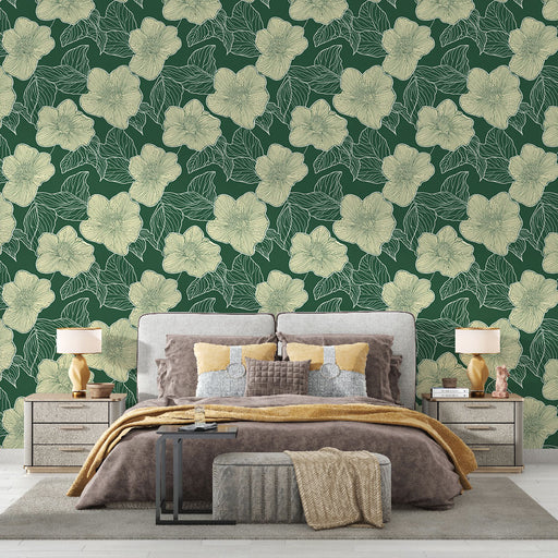 Une chambre élégante avec un papier peint floral vert profond et beige, aux motifs de grandes fleurs stylisées, créant une atmosphère apaisante et naturelle.